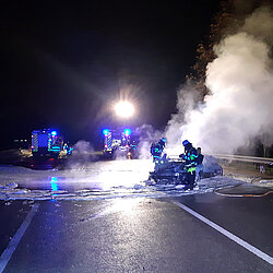 A95: Fahrzeug brennt auf Autobahn komplett aus