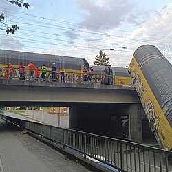 Güterwaggons stürzen nach Kollision ab