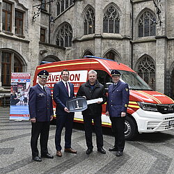 v.l.n.r.: SBR Rupert Saller (Kommandant FF München), Christian Götz (Verkaufsleiter MAN Truck & Bus Deutschland GmbH), OB Dieter Reiter, OBD Wolfgang Schäuble